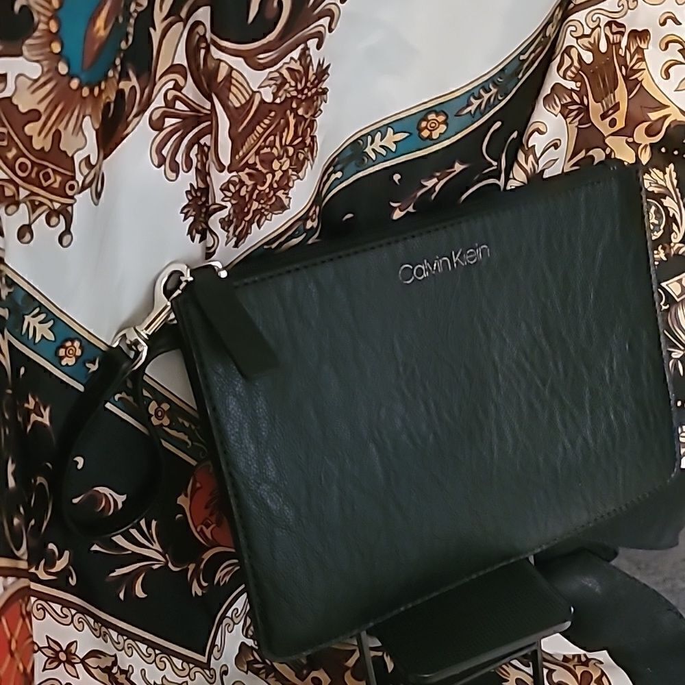 Calvin Klein Black wristlet - Picture 2 of 6
